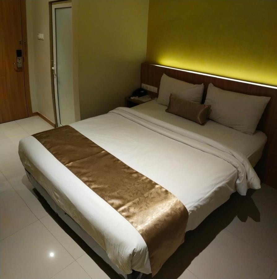 Deli Hotel Medan Exterior photo